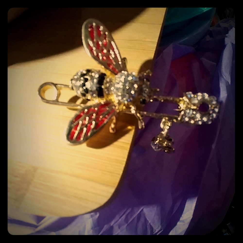 🐝Bee pin🐝 - Picture 3 of 4